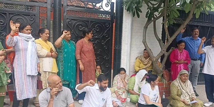 देहरादून: समर वैली स्कूल में पेपर लीक और रिश्वतखोरी के गंभीर आरोप, अभिभावकों का उग्र प्रदर्शन