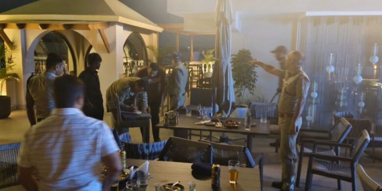 बड़ी खबर: होटल JSR में देर रात शराब पार्टी, पुलिस ने 15 लोगों पर की कार्रवाई