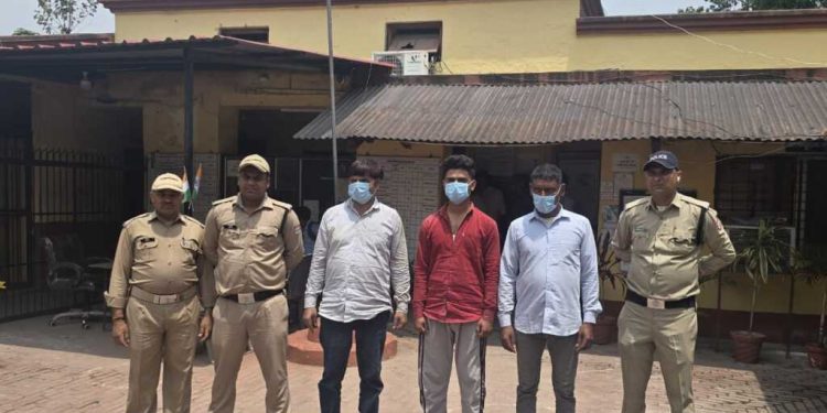 बड़ी खबर: खेत की मेढ़ को लेकर दो पक्ष भिड़े, पुलिस ने तीन लोगों को दबोचा