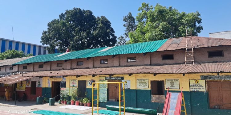 गुड न्यूज: परेड ग्राउण्ड सरकारी स्कूल, भवन पर मरम्मत कार्य शुरू,डीएम की पड़ी नजर तो संवरने लगे शिक्षा के मंदिर