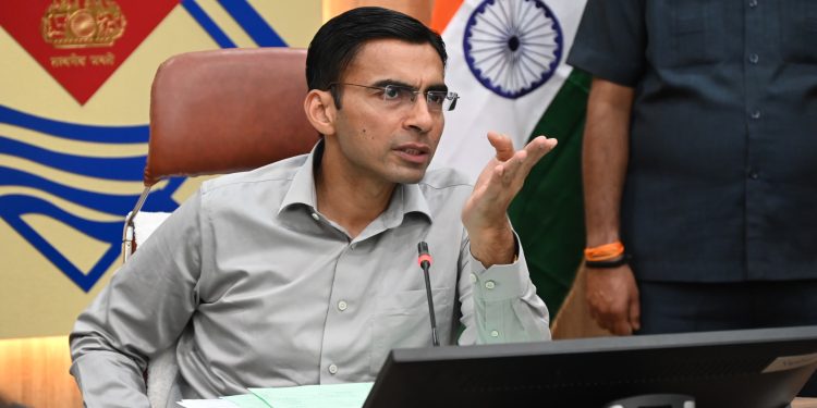 डीएम की दो टूक बात: युद्धस्तर करना ही है पेयजल समस्या का निस्तारण यह जान लें अधिकारी