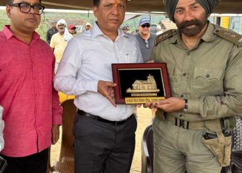 बिग ब्रेकिंग: CEO बंशीधर तिवारी ने किया बॉर्डर 2 के सेट का दौरा, उत्तराखंड में फिल्म निर्माण को लेकर हुई अहम बातचीत