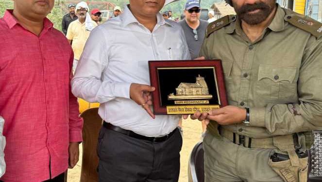 बिग ब्रेकिंग: CEO बंशीधर तिवारी ने किया बॉर्डर 2 के सेट का दौरा, उत्तराखंड में फिल्म निर्माण को लेकर हुई अहम बातचीत