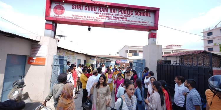 एसजीआरआर एजुकेशन मिशन की शिक्षक चयन प्रक्रिया में उत्तर भारत के विभिन्न राज्यों से अभ्यर्थियों ने किया प्रतिभाग