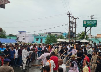 कोर्ट फैसला आते ही बेकाबू हुई भीड़, पुलिस को करनी पड़ी मशक्कत