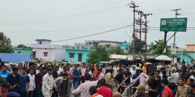 कोर्ट फैसला आते ही बेकाबू हुई भीड़, पुलिस को करनी पड़ी मशक्कत