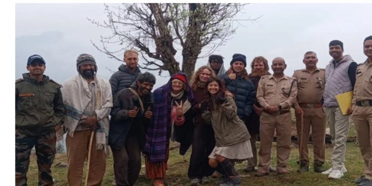 बड़ी खबर: मुनस्यारी में अवैध रूप से ठहरे विदेशी पर्यटकों को वन विभाग और पुलिस ने हटाया
