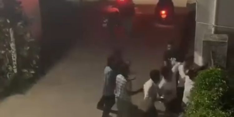 बड़ी खबर: स्थानीय नागरिकों के विरोध पर बाहरी युवकों की अभद्र प्रतिक्रिया, दी धमकी और की मारपीट