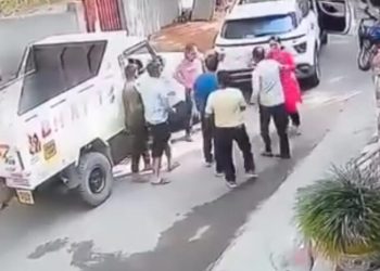 देहरादून में पुलिस कर्मी की दबंगई: मामूली टक्कर पर पिकअप चालक को बेरहमी से पीटा