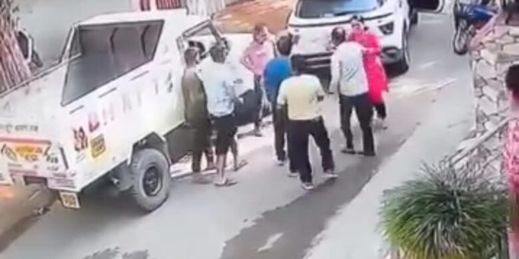 देहरादून में पुलिस कर्मी की दबंगई: मामूली टक्कर पर पिकअप चालक को बेरहमी से पीटा