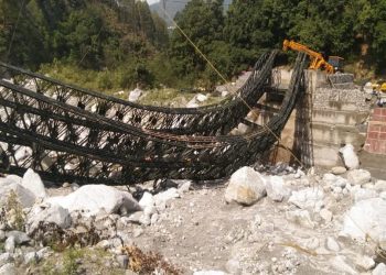 एक्शन: निर्माणाधीन बैली ब्रिज के ढहने पर पीडब्ल्यूडी इंजीनियरों पर गिरी गाज