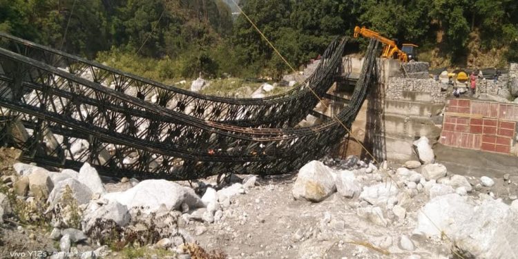 एक्शन: निर्माणाधीन बैली ब्रिज के ढहने पर पीडब्ल्यूडी इंजीनियरों पर गिरी गाज