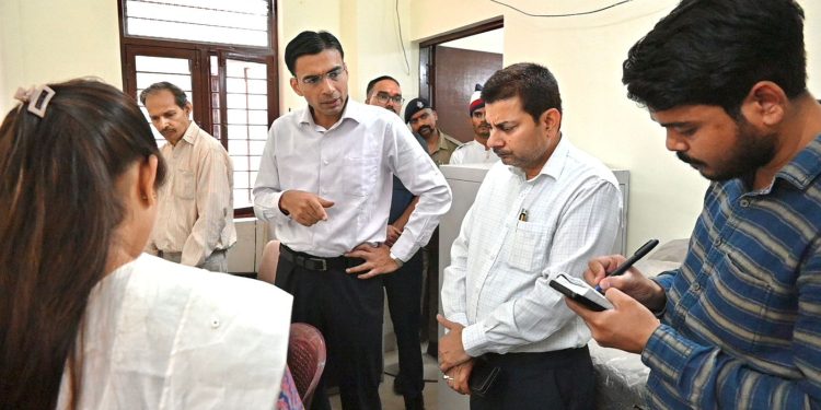 डीएम सविन बंसल की बड़ी पहल: भूस्खलन क्षेत्रों में JCB तैनात, हर शिकायत का उसी दिन समाधान