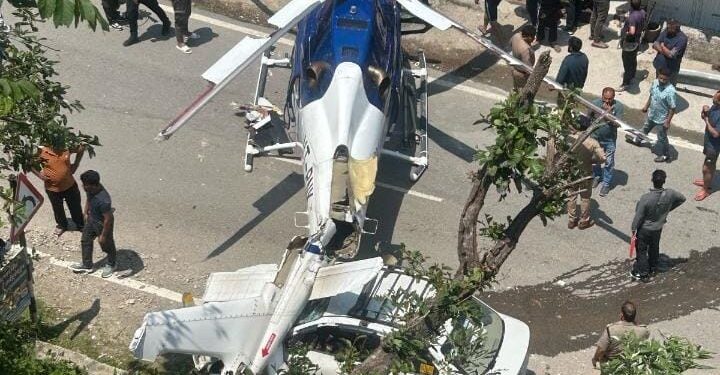 केदारनाथ में फिर टला बड़ा हादसा: हेलीकॉप्टर ने सड़क पर की आपात लैंडिंग, यात्री सुरक्षित