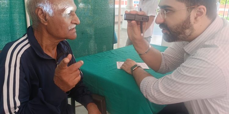 श्री महंत इन्दिरेश अस्पताल के निःशुल्क स्वास्थ्य शिविर का 300 बंदियों ने उठाया लाभ