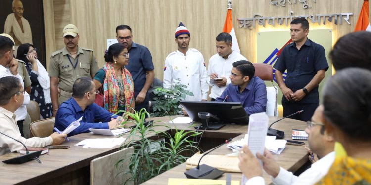 मा0 मुख्यमंत्री के पगचिन्ह पर डीएम जनदर्शन, जन का बढता अटूट विश्वास