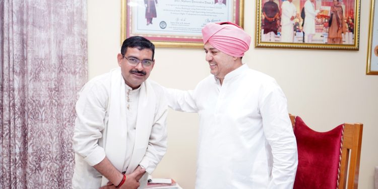 परमवीर चक्र विजेता योगेन्द्र सिंह यादव ने श्री दरबार साहिब में टेका माथा