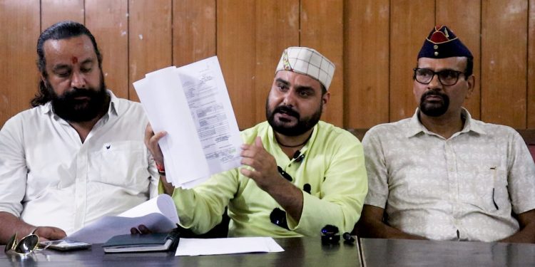 उत्तराखंड सरकार पर भ्रष्ट अधिकारियों को बचाने का आरोप, महाधिवक्ता की भूमिका पर भी उठे सवाल