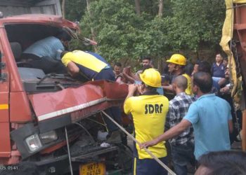 SDRF ने ट्रक काटकर युवक को निकाला सुरक्षित, देहरादून हादसे में चार लोग घायल