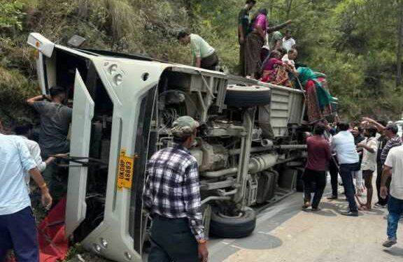 केदारनाथ यात्रा के दौरान टिहरी में बड़ा सड़क हादसा, बस पलटी – 3 गंभीर घायल, 16 को हल्की चोटें