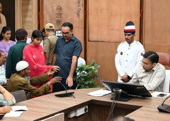 डीएम का जन दर्शन हिट: एक ही छत के नीचे न्याय, शिक्षा, रोजगार, नाफरमानी पर सख्त एक्शन