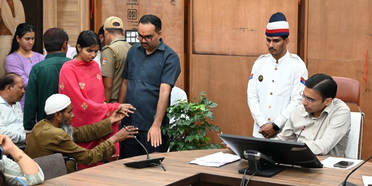 डीएम का जन दर्शन हिट: एक ही छत के नीचे न्याय, शिक्षा, रोजगार, नाफरमानी पर सख्त एक्शन