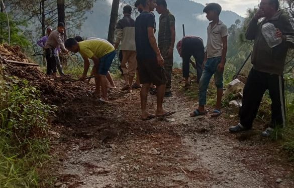 सड़क नहीं बनी तो नहीं देंगे वोट: टिहरी के गांव क्यारदा ने पंचायत चुनाव का किया बहिष्कार