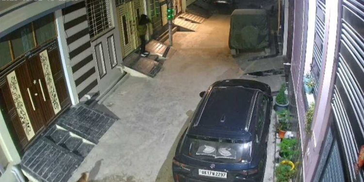 बड़ी खबर: बंद मकान में ताले तोड़ चोरी,सीसीटीवी में कैद हुए चोर