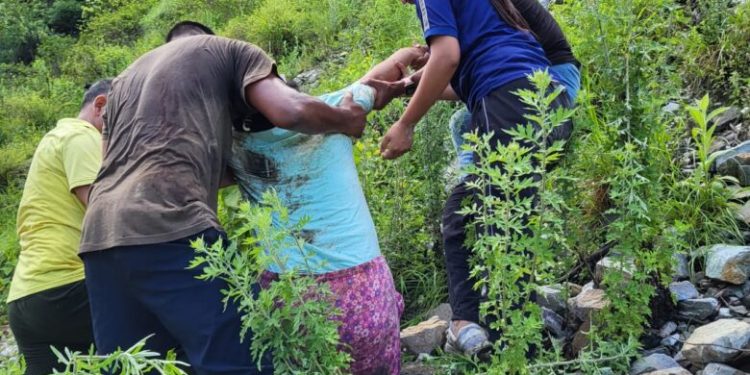 बिग ब्रेकिंग: रुद्रप्रयाग में यात्रियों से भरा टेंपो ट्रैवलर अलकनंदा में गिरा, 10 लापता, 02 की मौत