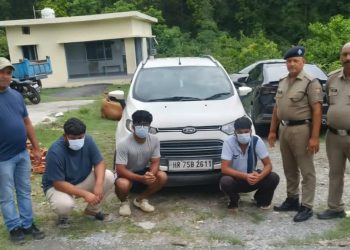 देर रात कार में कर रहे थे शोर-शराबा, पुलिस ने किया गिरफ्तार, यूनिवर्सिटी को भेजी गई रिपोर्ट