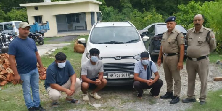 देर रात कार में कर रहे थे शोर-शराबा, पुलिस ने किया गिरफ्तार, यूनिवर्सिटी को भेजी गई रिपोर्ट