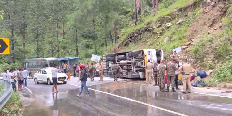 बदरीनाथ हाईवे पर हादसा: सेना की बस पलटी, कई जवान घायल