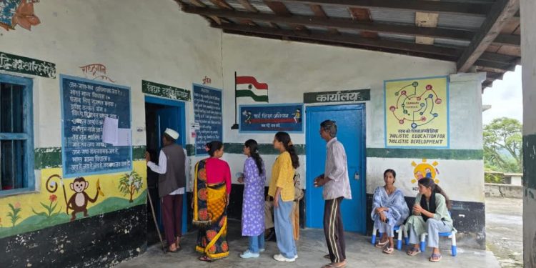 मतपत्र विवाद के बाद द्वाराहाट के गनोली बूथ पर दोबारा हो रहा मतदान, अब तक 35.61% वोटिंग