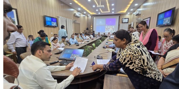 पति की मृत्यु उपरान्त मृतक आश्रित कोटे से नौकरी को दर-दर भटक रही 2 बच्चों की मॉ रेनू, डीएम ने लिया संज्ञान