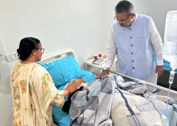 कैबिनेट मंत्री गणेश जोशी ने जाना राॅटविलर कुत्ते के हमले में गम्भीर घायल महिला का हाल