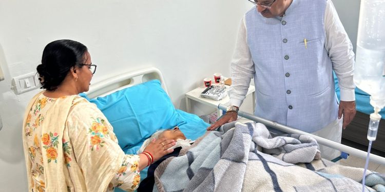 कैबिनेट मंत्री गणेश जोशी ने जाना राॅटविलर कुत्ते के हमले में गम्भीर घायल महिला का हाल