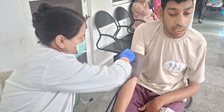 श्री महंत इन्दिरेश अस्पताल द्वारा चैशायर होम्स में निःशुल्क स्वास्थ्य शिविर का आयोजन