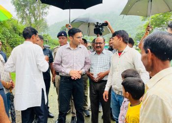 बड़ी खबर: मा0 मुख्यमंत्री के निर्देश पर आपदाग्रस्त अंतिम गांव बटोली दौरे पर प्रथम पंक्ति में पहुचें डीएम
