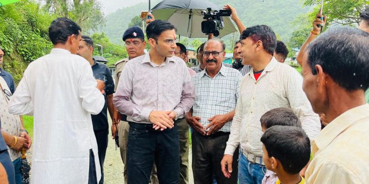 बड़ी खबर: मा0 मुख्यमंत्री के निर्देश पर आपदाग्रस्त अंतिम गांव बटोली दौरे पर प्रथम पंक्ति में पहुचें डीएम