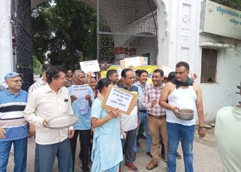 पांच महीने से नहीं मिला वेतन, कर्मचारियों ने उठाया कटोरा – सरकार और प्रशासन पर फूटा गुस्सा