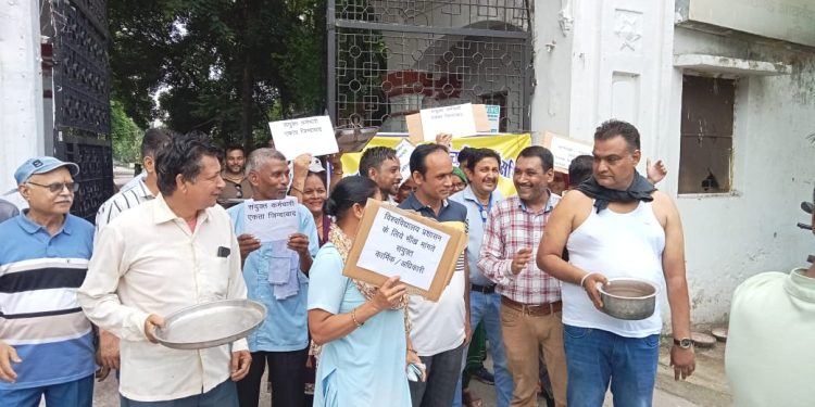 पांच महीने से नहीं मिला वेतन, कर्मचारियों ने उठाया कटोरा – सरकार और प्रशासन पर फूटा गुस्सा