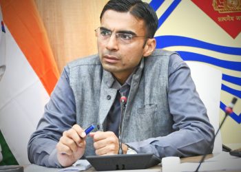 सगे बेटे व पत्नी के लिए ही खतरे का सबब बना शस्त्र; डीएम ने विशेषाधिकार प्रयोग कर मौके पर ही किया लाईसेंस निलम्बित