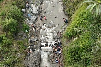 दुखद: वाहन अनियंत्रित होकर 200 मीटर गहरी खाई में गिरा, गांव में पसरा मातम