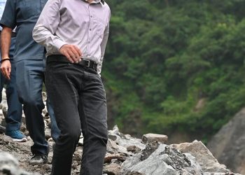 आपदाग्रस्त क्षेत्र बटोली की वर्षो पुरानी लो वोल्टेज, अल्प पेयजल श्राव की समस्या का डीएम ने किया अब स्थायी समाधान; स्वीकृति चैक जारी