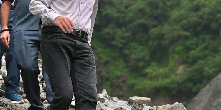 आपदाग्रस्त क्षेत्र बटोली की वर्षो पुरानी लो वोल्टेज, अल्प पेयजल श्राव की समस्या का डीएम ने किया अब स्थायी समाधान; स्वीकृति चैक जारी