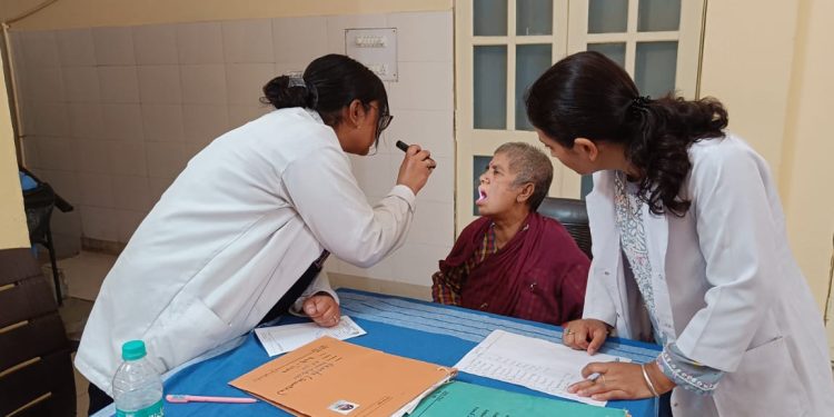 श्री महंत इन्दिरेश अस्पताल के डाॅक्टरों ने जाॅचां नारी निकेतन की संवासिनियों का स्वास्थ्य