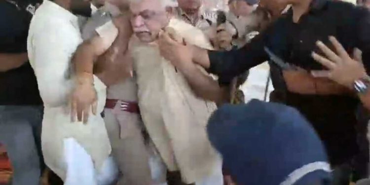 हरिद्वार के सैनी आश्रम में बवाल: सम्मेलन के दौरान मारपीट, पुलिस ने संभाला मोर्चा