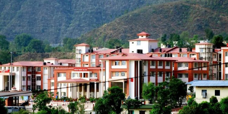 श्रीनगर मेडिकल कॉलेज में नर्सिंग व पैरामेडिकल प्रवेश परीक्षा शुरू, सीसीटीवी निगरानी के बीच 1000 से अधिक अभ्यर्थी शामिल