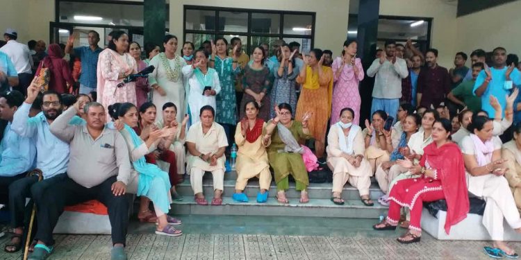 बड़ी खबर: वेतन न मिलने से भड़के 600 उपनल कर्मचारी, 20 अगस्त से अनिश्चितकालीन हड़ताल की चेतावनी”