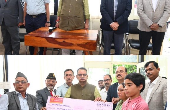 50 लाख की मदद पहुंची शहीद कर्मी के घर मंत्री गणेश जोशी ने पिता को सौंपा चैक